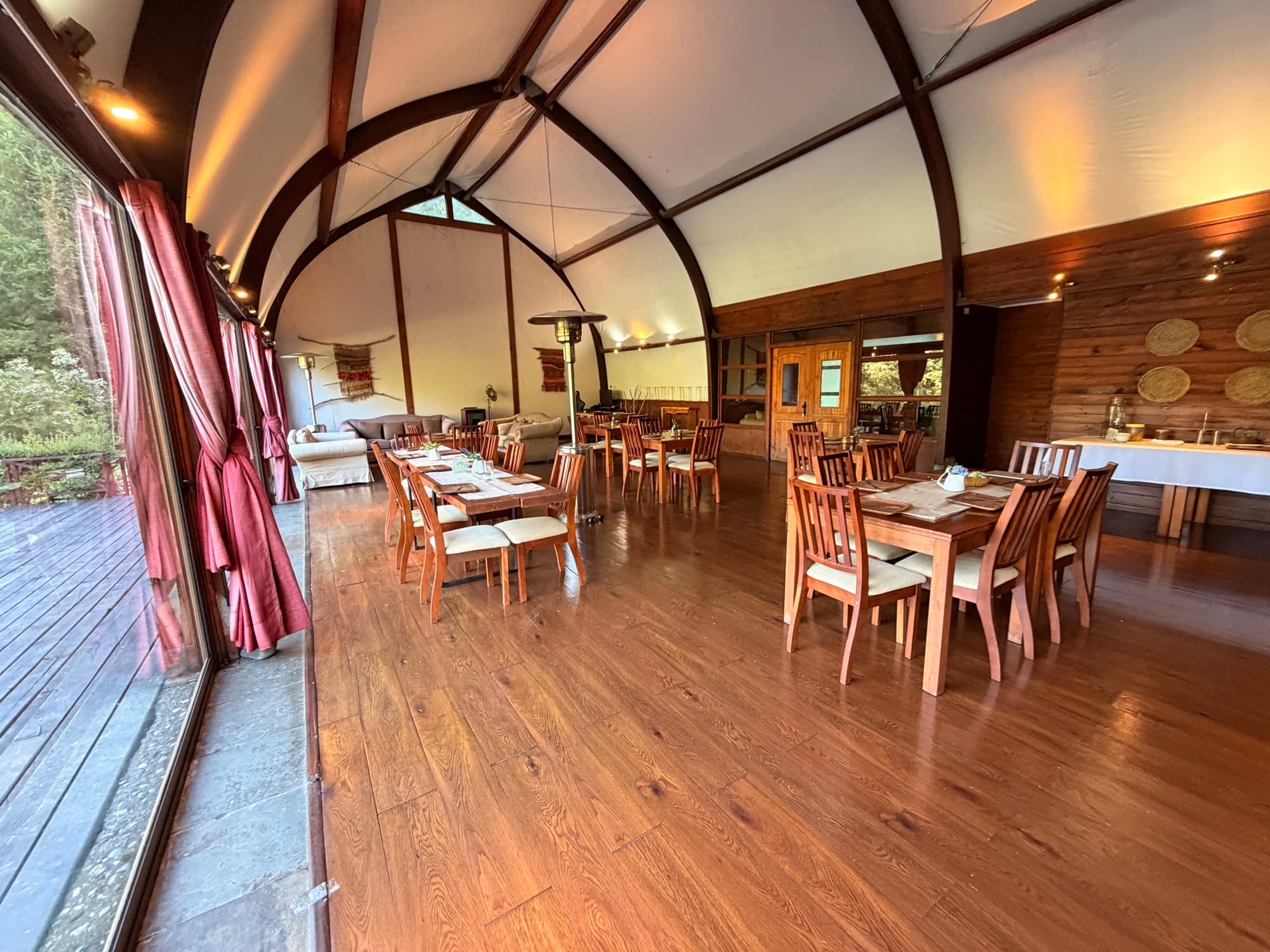 Salón del lodge con techos abovedados